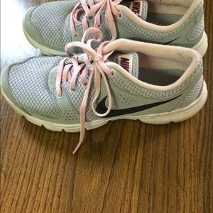 Like new condition. Size women’s 6.